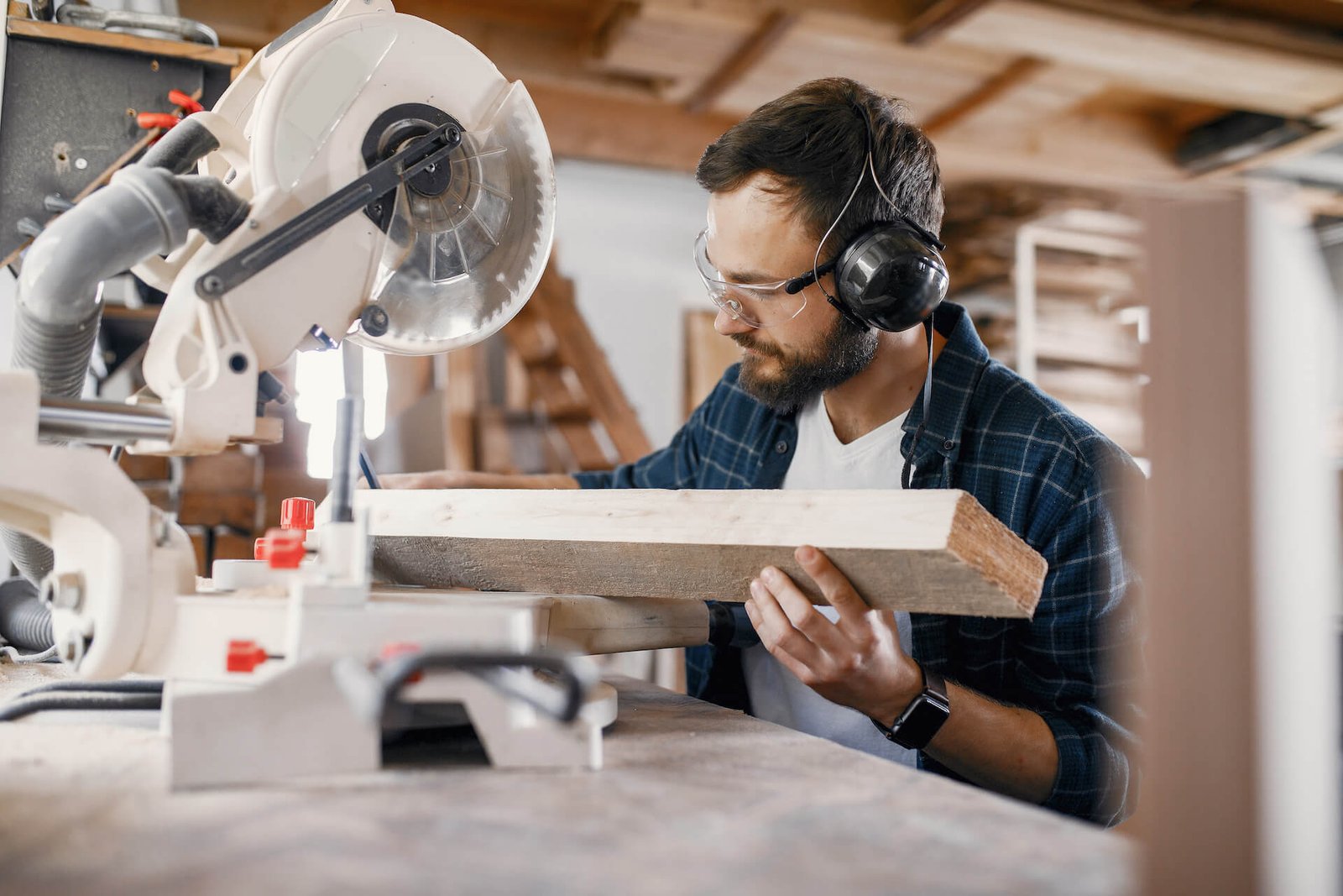 carpenter-working-with-circular-saw-2021-08-29-01-17-01-utc.jpg